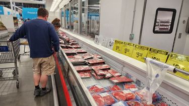 Varios clientes en la sección de cárnicos en una de las grandes cadenas de supermercados de Estados Unidos.
