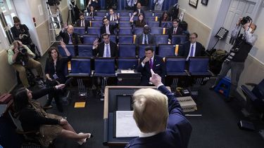 El presidente Donald Trump habla sobre el coronavirus en la Sala de prensa James Brady Press de la Casa Blanca, el martes 21 de abril de 2020, en Washington