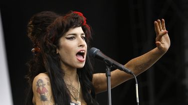 En esta foto del 17 de agosto de 2008, la cantante brit&aacute;nica Amy Winehouse act&uacute;a en el V Festival en Chelmsford, Essex.&nbsp;