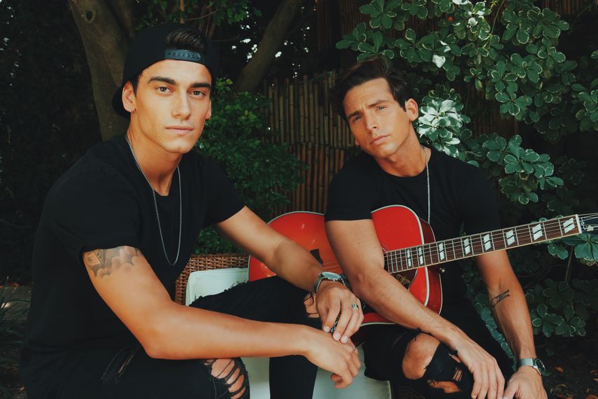 Maxi y Agust&iacute;n, del d&uacute;o argentino de pop rock MYA, que grabaron la canci&oacute;n Una y mil veces&nbsp;junto a Mau y Ricky.&nbsp;