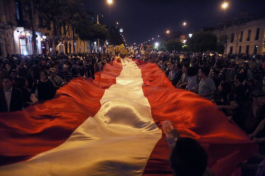 Miles de peruanos marchan el jueves 28 de diciembre de 2017 por las principales calles del centro histórico de Lima, Perú, para protestar contra el indulto concedido al encarcelado exmandatario Alberto Fujimori.