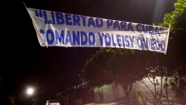 Un pasacalle colgado en Santa Ana, El Salvador.