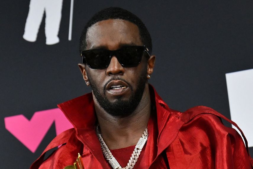 El productor y músico estadounidense Sean Diddy Combs posa con el premio Global Icon en la sala de prensa durante los MTV Video Music Awards en el Prudential Center en Newark, Nueva Jersey, el 12 de septiembre de 2023.&nbsp;