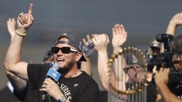 Miguel Rojas #72 de los Dodgers de Los Ángeles se dirige al público durante la Celebración de la Serie Mundial de los Dodgers 2025 en el Dodger Stadium el 3 de noviembre de 2025 en Los Ángeles, California.&nbsp;