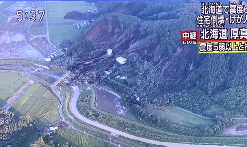 Viata aérea de un desprendimiento de tierra provocado por el terremoto de 6.7 grados que sacudió el norte de Japón este 5 de septiembre.