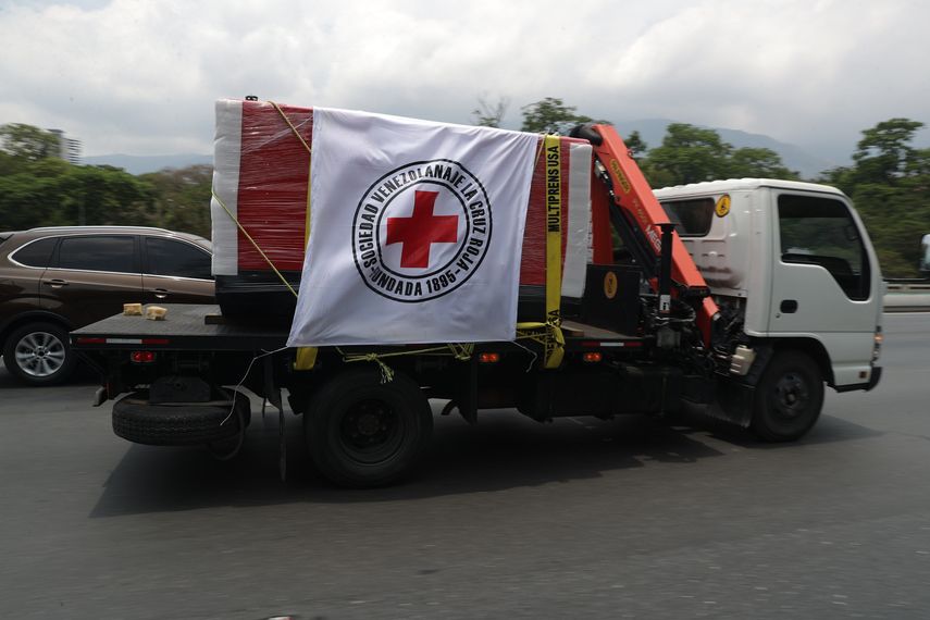 La Cruz Roja venezolana anunció este martes el ingreso de un primer lote de ayuda humanitaria que incluye generadores eléctricos que serán destinados a varios hospitales con la finalidad de blindar estos lugares en medio de los frecuentes apagones que registra el país caribeño.