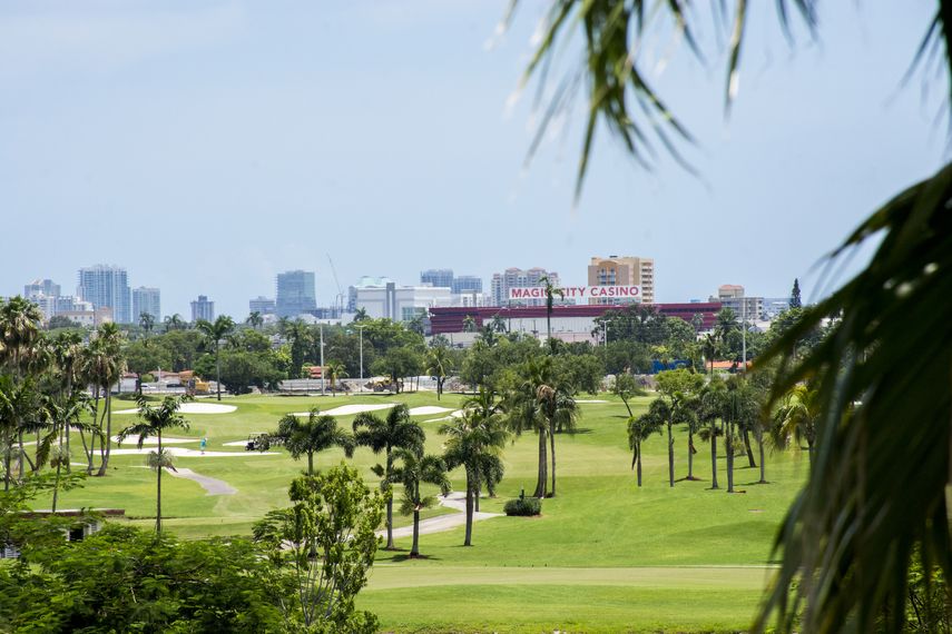 Vista parcial del campo de golf Melreese, donde se contruiría el complejo comercial con estadio de fútbol si es finalmente aprobado por el electorado el 6 de noviembre y después confirmado por la Comisión de Miami.