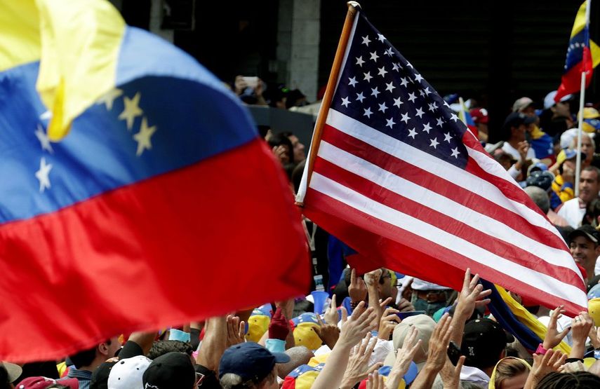 Las banderas de Venezuela y Estados Unidos juntas durante la marcha en Caracas.