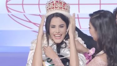 Momento en que Velasco es coronada.