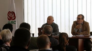El presidente del partido FARC, Rodrigo Londoño (d), conocido en su época de guerrillero como Timochenko, y Julián Gallo (i), conocido en su época de guerrillero como Carlos Antonio Lozada participan en una reunión de la dirección del partido.
