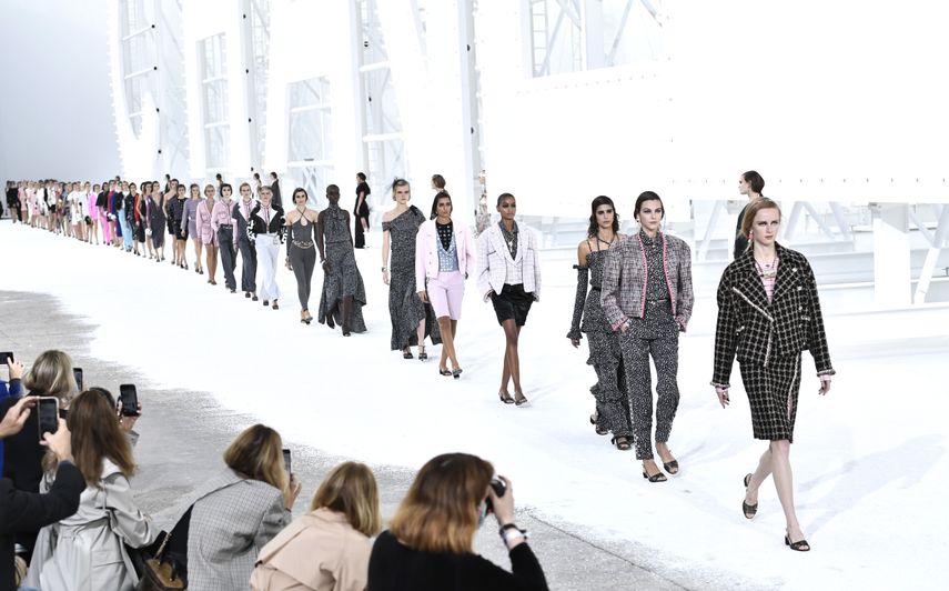 Modelos presentan creaciones para Chanel durante los desfiles de moda de la colección femenina Primavera-Verano 2020/2021 en París el 6 de octubre de 2020.&nbsp;