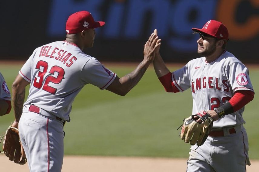 Cubano Raisel Iglesias recibe oferta calificada de los Angelinos