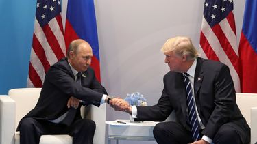 Los presidentes de EEUU y Rusia, Donald&nbsp;Trump&nbsp;y Vladímir Putin, se reunieron &nbsp;por primera vez cara a cara aprovechando su asistencia en la cumbre de líderes del G20, que se celebra en Hamburgo (Alemania).&nbsp;