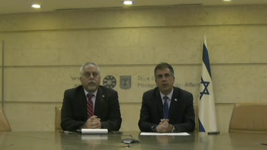 De izquierda a derecha, Lior Haiat, portavoz del Ministerio de Relaciones Exteriores de Israel, y Eli Cohen, Ministro de Asuntos Exteriores de Israel, en rueda de prensa el 9 de octubre de 2023.&nbsp;