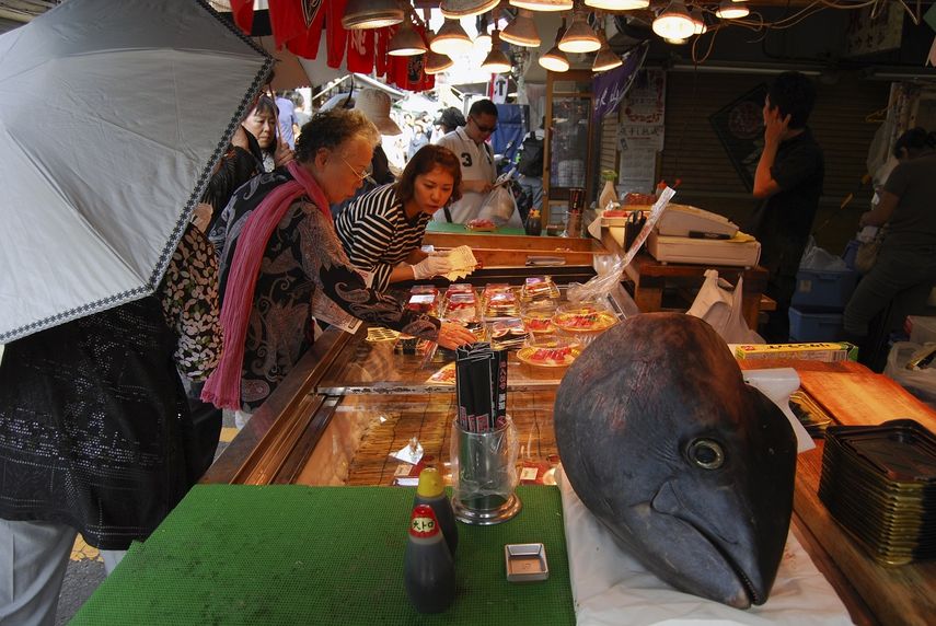 Millares de turistas extranjeros y compradores locales abarrotan a diario las decadentes callejuelas de&nbsp;Tsukiji