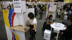 Colombianos residentes en Miami están llamados a votar. Colombianos residentes en Miami están llamados a votar.