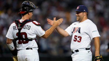 David Bednar (derecha) festeja con J.T. Realmuto, luego que Estados Unidos venció a Gran Bretaña en el Clásico Mundial, el sábado 11 de marzo de 2023, en Phoenix&nbsp;