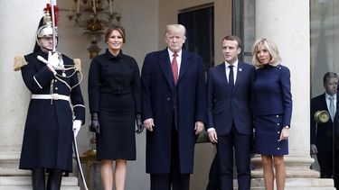 El presidente francés Emmanuel Macron (2-D) y la primera dama francesa Brigitte Macron (D) saludan al presidente de los Estados Unidos Donald J. Trump (C) y a la primera dama de los Estados Unidos Melania Trump (2-I) después de su reunión en París, este 10 de noviembre de 2018.