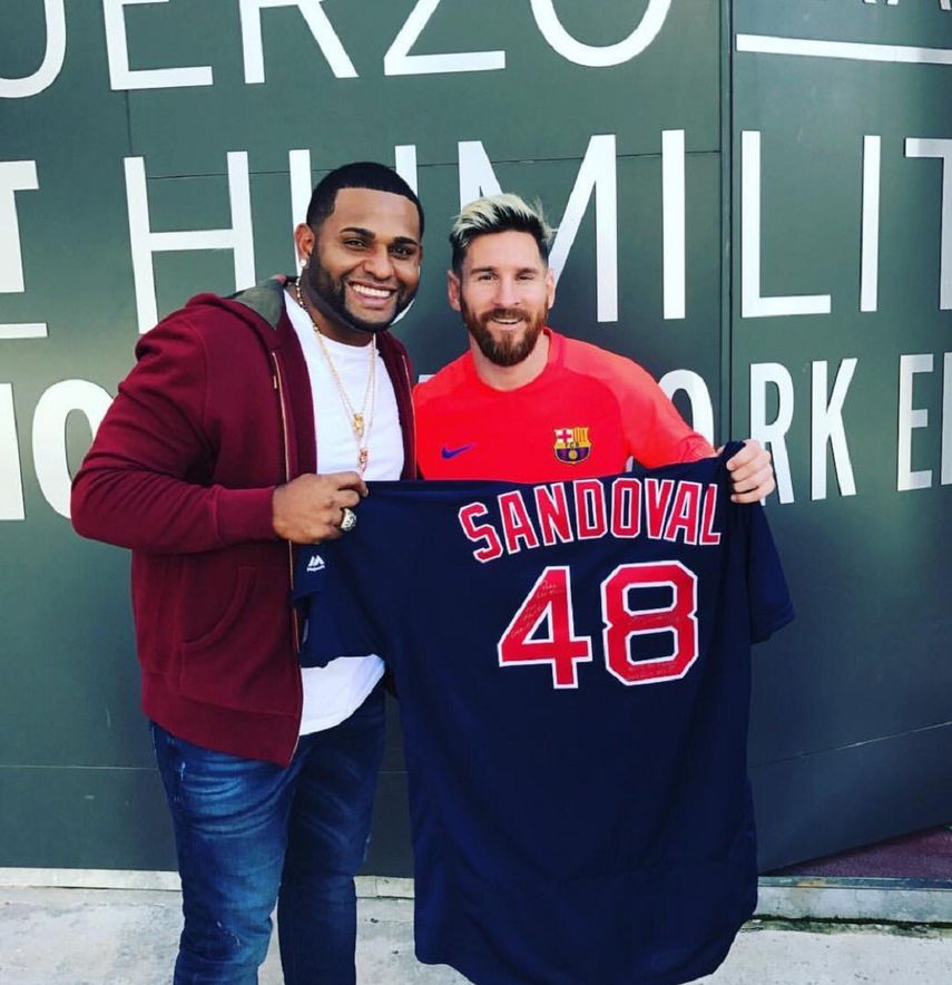 Pablo Sandoval junto a Leonel Messi, durante la visita del grandeliga a los entrenamientos del Barcelona.