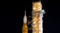 El cohete Artemis de la MASA con la nave espacial Orion a bordo se dirige lentamente a la plataforma de lanzamiento 39B en el Centro Espacial Kennedy en Cabo Cañaveral, Florida, el 16 de agosto del 2022. La NASA se prepara para el lanzamiento el 29 de agosto del vuelo lunar de pruebas.