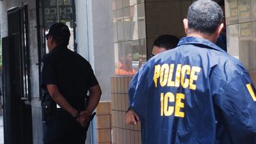 Un agente de la oficina de inmigración y aduanas (ICE). 