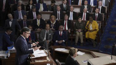 El presidente de la Cámara de Representantes, Mike Johnson, se dirige a los miembros del Congreso en el Capitolio en Washington, el 25 de octubre de 2023.&nbsp;