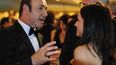 El actor Kevin Spacy habla con la actriz Julia Louis-Dreyfus durante la Cena de la Asociación de Corresponsales de la Casa Blanca el 27 de abril de 2013 en Washington, DC.