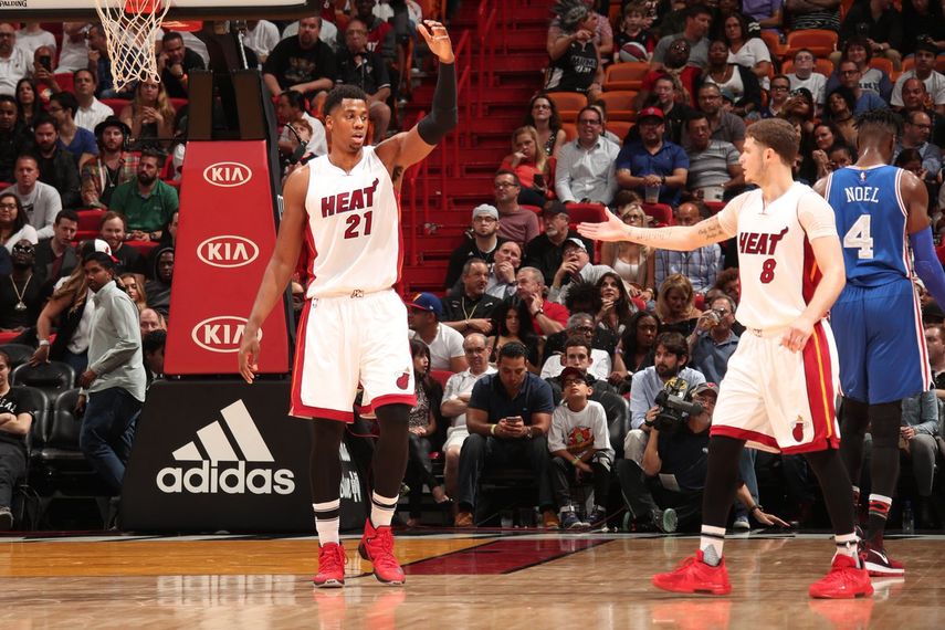 Whiteside (izquierda) se convirtió en el primer jugador del Heat en anotar 30 puntos y capturar 20 rebotes desde que lo hiciera Brian Grant en el 2000