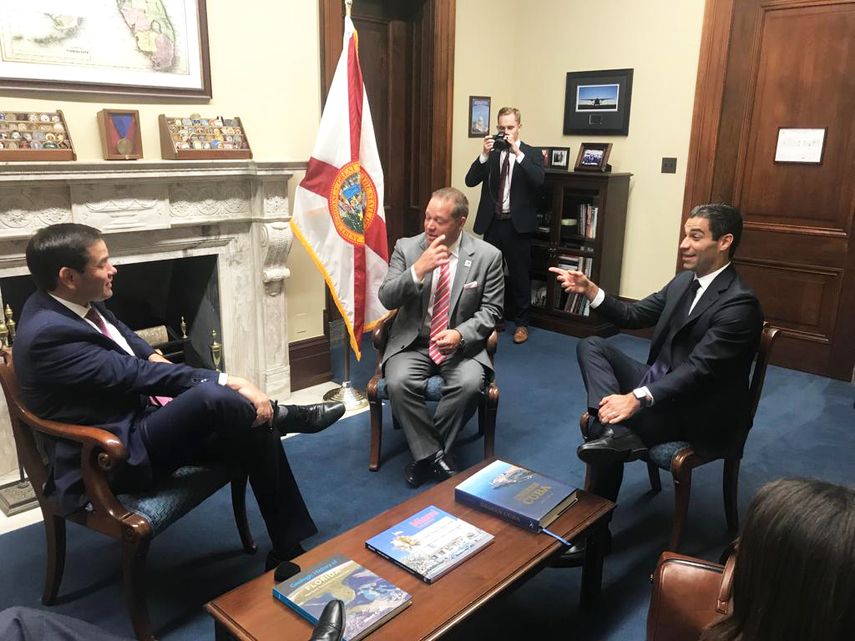 Alcalde Suárez (derecha) conversa con el senador Marco Rubio (izquierda) y alcalde Bryan Barnett (centro).