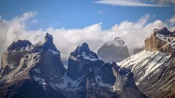 Vista de las Torres del Paine donde se produjo la fractura del milenario glaciar Grey en noviembre de&nbsp;2017. La masa de hielo de 244 kilómetros cuadrados ha ido retrocediendo de forma continua desde 1945 y es uno de los glaciares chilenos que más superficie ha perdido en los últimos años.