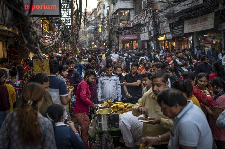 &nbsp;Gente toma comida callejera en un mercado abarrotado en Nueva Delhi, India.&nbsp;
