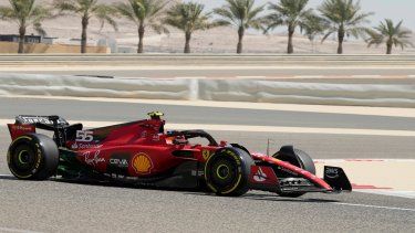 El piloto de Ferrari Carlos Sainz Jr. conduce su auto en la sesión matutina el segundo día de pruebas de la Fórmula Uno en el Circuito Bahrain International en Sakhir, Bahrein el viernes 24 de febrero del 2023.&nbsp;