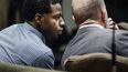 El acusado Justin Johnson, izquierda, aparece ante el tribunal mientras comienza el juicio por asesinato del rapero Young Dolph en Memphis, Tennessee, el lunes 23 de septiembre de 2024.