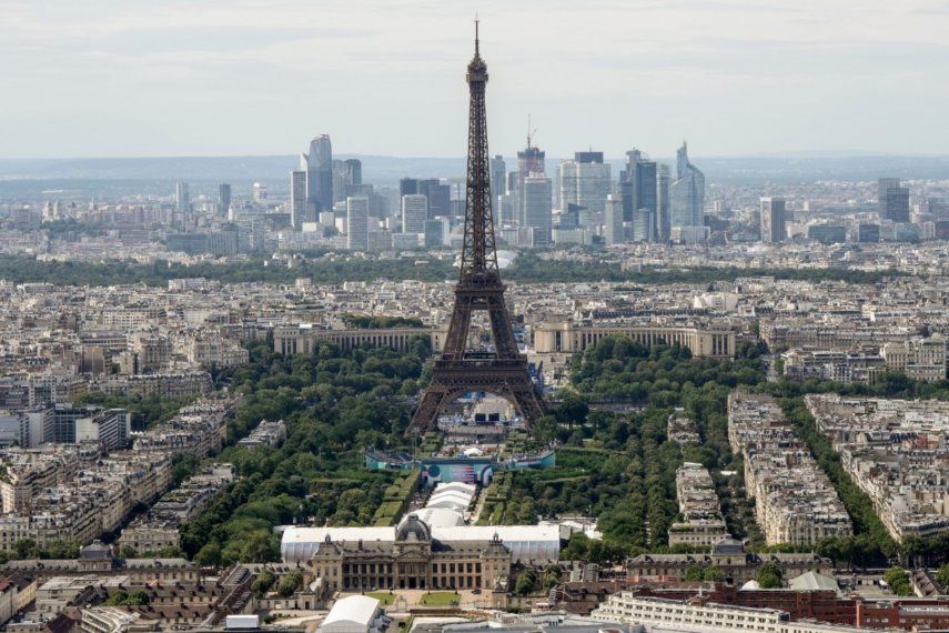 El Campo de Marte, a los pies de la Torre Eiffel, antes de la ceremonia inaugural de los Juegos Olímpicos de París, jueves 25 julio de 2024.