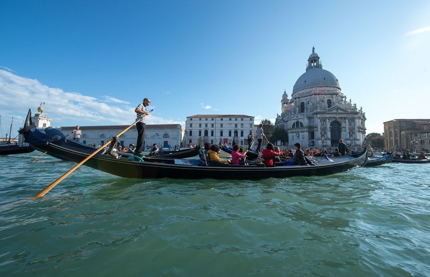 Venecia atrae a muchos enamorados que pueden, por ejemplo, pasear en góndola por los canales de la ciudad.