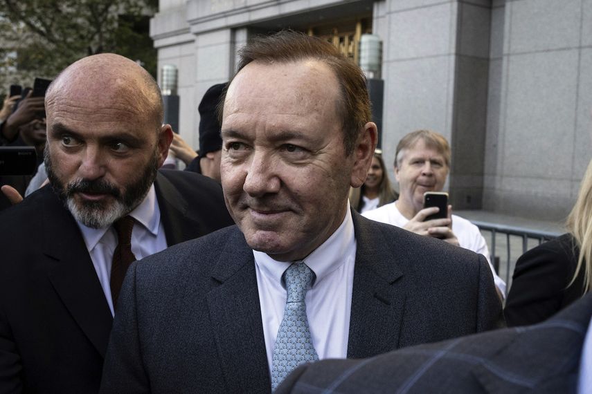 El actor Kevin Spacey sale de la corte durante su juicio civil el jueves 6 de octubre de 2022, en Nueva York.&nbsp;