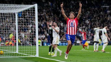 Marcos Llorente celebra tras anotar el gol del Atlético de Madrid en el empate 1-1 contra el Real Madrid en la Liga de España, el domingo 4 de febrero de 2024. 