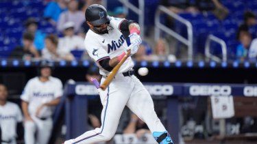 Derek Hill de los Marlins de Miami batea un Grand Slam anotando a Jonah Bride, Jesús Sánchez y Otto López durante la primera entrada de un juego de béisbol contra los Rojos de Cincinnati, el miércoles 7 de agosto de 2024, en Miami.&nbsp;