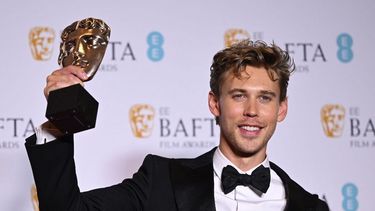 El actor estadounidense Austin Butler posa con el premio al Mejor actor principal por su papel en Elvis durante la ceremonia de entrega de los premios BAFTA de la Academia Británica de Cine en el Royal Festival Hall, Southbank Centre, en Londres, el 19 de febrero de 2023. Hollywood brilló en la alfombra roja.