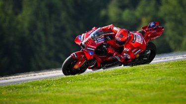 Marc Márquez, piloto español de Moto GP del equipo Ducati Lenovo, conduce durante los entrenamientos del Gran Premio de Austria en el circuito Red Bull Ring de Spielberg, Austria, el 15 de agosto de 2025.