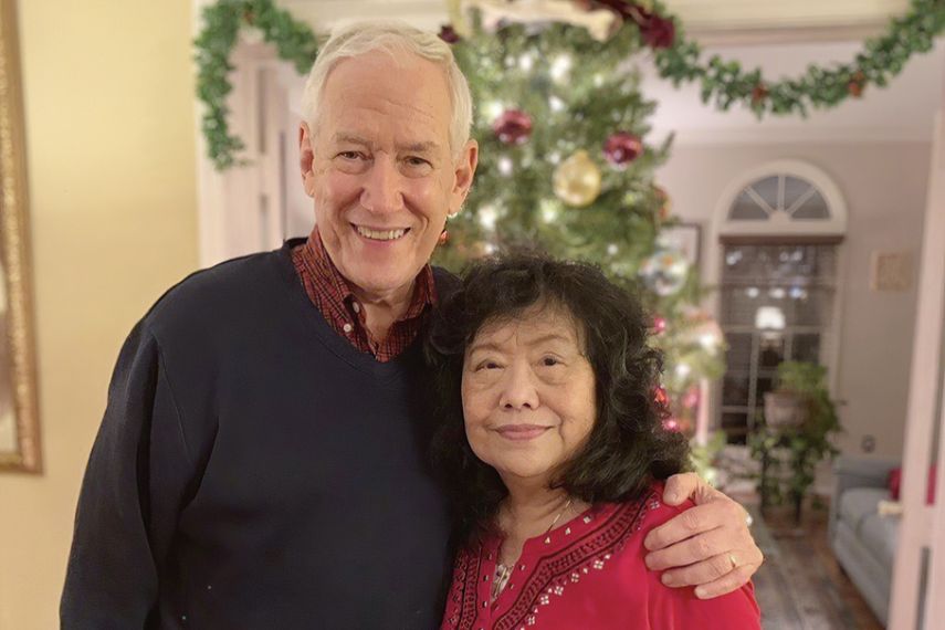 En esta imagen de diciembre de 2018 distribuida por la familia Stemberger, Victor y su esposa, Han Stemberger, posan en su casa en Centreville, Virginia.