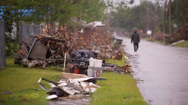 Escombros causados por el paso del hurac&aacute;n Laura a&uacute;n se encuentran apilados a un costado de los caminos en Lake Charles mientras los residentes se preparan para la llegada del hurac&aacute;n Delta el viernes 9 de octubre de 2020.