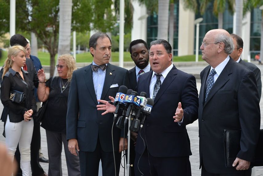 Michael Pizzi (centro) rodeado de sus abogados, en rueda de prensa a la salida de la corte federal, en Miami (Álvaro Mata)