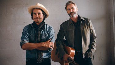 Jorge Villamizar y André Lopes se reencuentran como Bacilos, una vez más, en el álbum Pequeños romances.&nbsp;