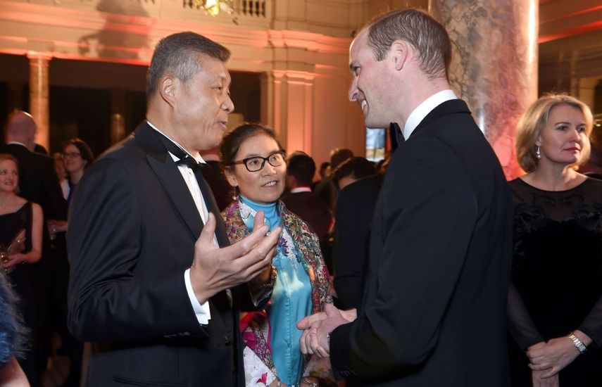 El embajador chino ante el Reino Unido Liu Xiaoming (izq) conversa con el príncipe Guillermo durante una velada en Londres el 30 de noviembre del 2016. Liu es considerado uno de los artífices de una campaña propagandística china a partir de la manipulación de las redes sociales.