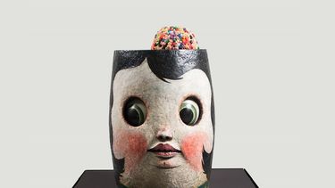 Imagen que recoge la creatividad de la artista, donde aparece una obra trabajada con técnica de papel maché, lienzo y pintura. (EFE)