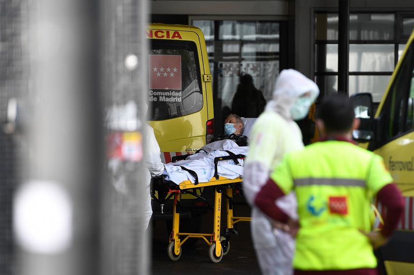 Foto del 23 de marzo de 2020 de un hombre con una m&aacute;scarilla a la entrada del hospital&nbsp;La Paz, en Madrid&nbsp;en medio del cierre nacional por la pandemia del coronavirus&nbsp;COVID-19.