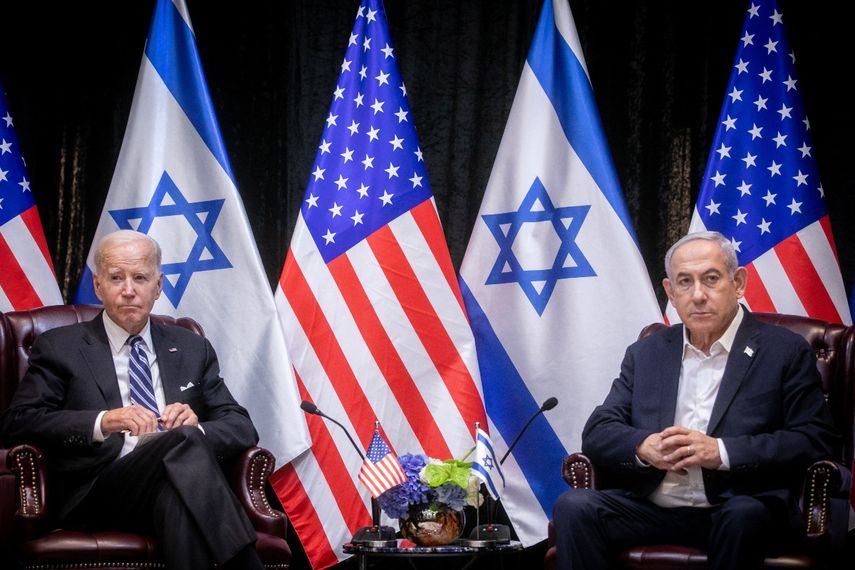 El presidente estadounidense Joe Biden (izq.), sentado con el primer ministro de Israel, Benjamin Netanyahu, al inicio de la reunión del gabinete de guerra israelí, en Tel Aviv el 18 de octubre de 2023, en medio de las batallas en curso entre Israel y el grupo palestino Hamás.