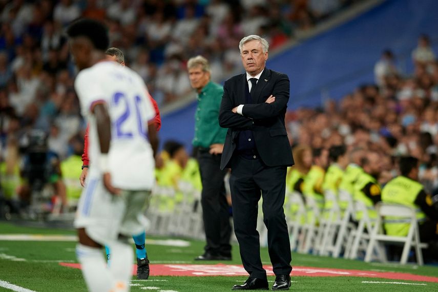 El estratega Carlo Ancelotti, del Real Madrid, sigue las acciones en un partido de la Liga española ante el Betis, en el estadio Santiago Bernabéu de Madrid, España, el viernes 20 de mayo de 2022.&nbsp;