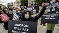 Manifestantes en Estambul, corean consignas y sostienen carteles contra Francia y el presidente franc&eacute;s, el 13 de septiembre de 2020, durante una protesta contra la publicaci&oacute;n de la caricatura del profeta Mahoma por la revista francesa Charlie Hebdo.